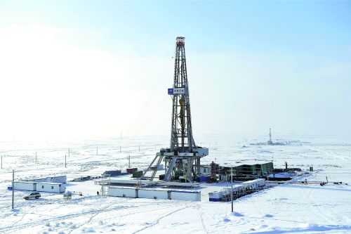 1月4日，西部鉆探準(zhǔn)東公司20多支鉆井隊(duì)伍冒著零下30攝氏度的嚴(yán)寒鏖戰(zhàn)在瑪湖大油區(qū)。 □周建玲攝