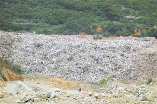 在東南沿海一地區(qū)，當地和周邊大量的生活垃圾露天堆放，急需處理。 中國環(huán)境報記者 張蕊 攝
