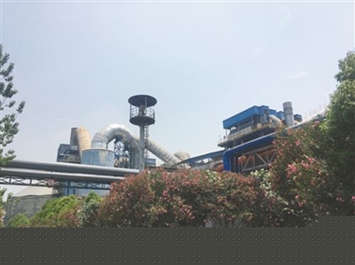 圖為明鏡環(huán)保水泥窯協(xié)同處置危廢項(xiàng)目廠區(qū)。 崔煜晨 攝